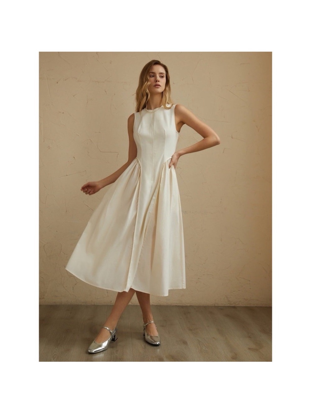 NWT Commense Sleeveless Pockets
Pleated Midi Dress Off-White Women's 🤍